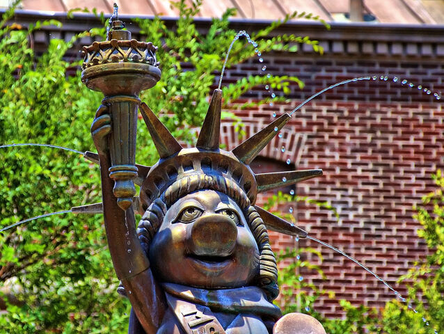 File:Piggy fountain.jpg