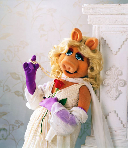 File:MissPiggy-Rose&Pearls.png