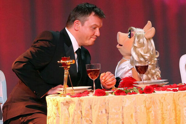 File:VerleihungDerGoldenenKamera-HapeKerkeling&MissPiggy-(2012-02-04)05.jpg