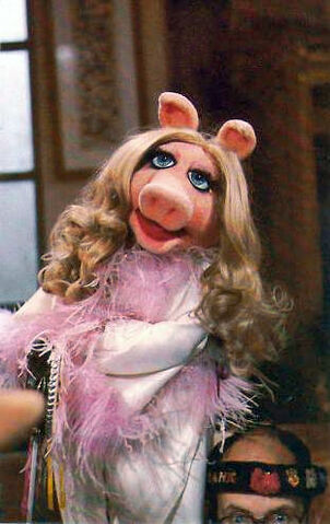 File:Miss piggy with frank-NEW.jpg