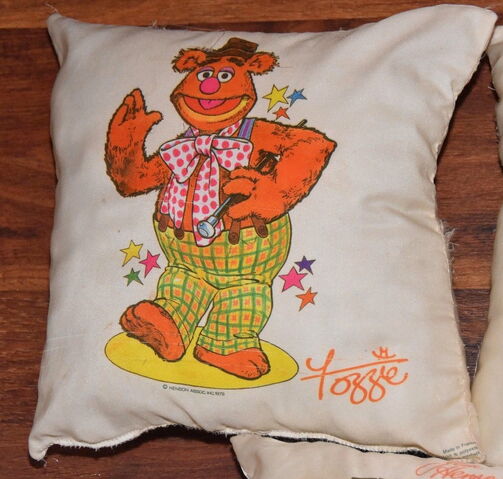File:Pillow fozzie d m.jpg