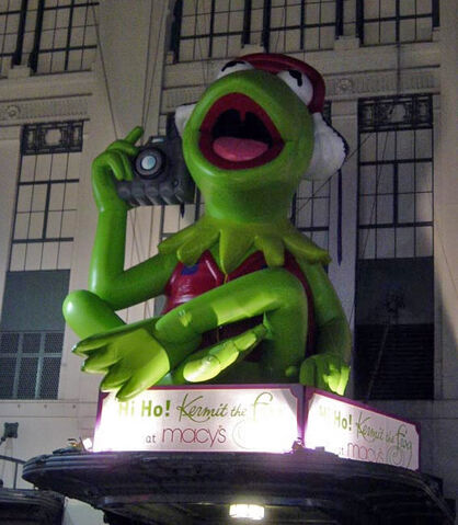 File:Kermit Frogtographer balloon.jpg
