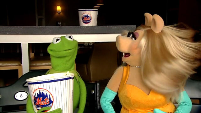 File:Mets 2014 Kermit Piggy.jpg