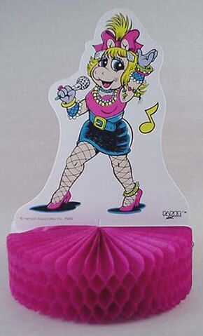 File:MissPiggyHoneycombPaperArt.jpg