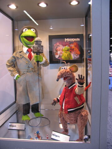 File:D23-eFX-Kermit-And-Rizzo.jpg
