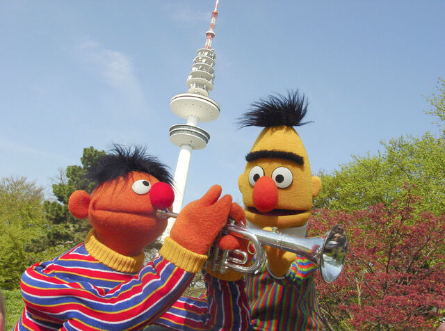 File:Ernie&Bert-HamburgFernsehturm.jpg