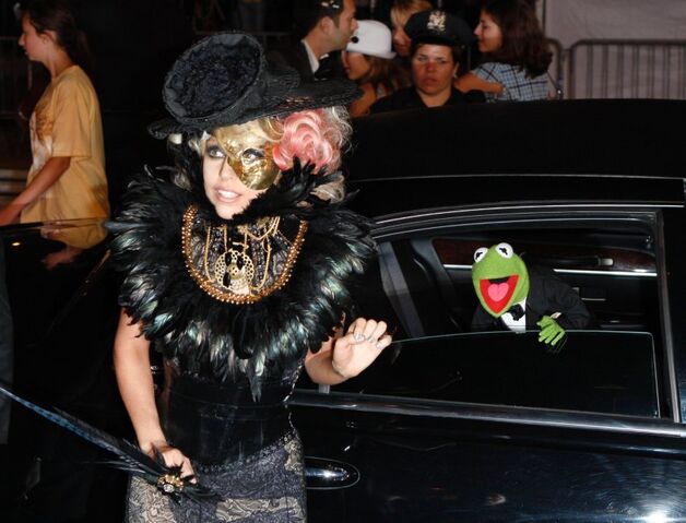 File:LadyGaga-Kermit-MTV-VMAs2009.jpg