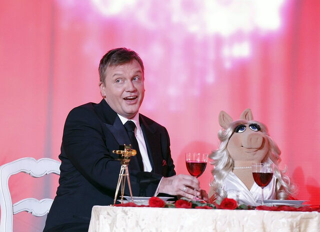 File:VerleihungDerGoldenenKamera-HapeKerkeling&MissPiggy-(2012-02-04).jpg