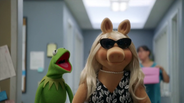 File:TheMuppets-S01E05-PiggySunglasses.png