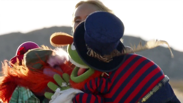 File:TheMuppets-S01E06-EM-OutsideFighting03.png