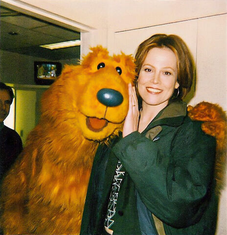 File:Sigourney Weaver and Bear.jpg