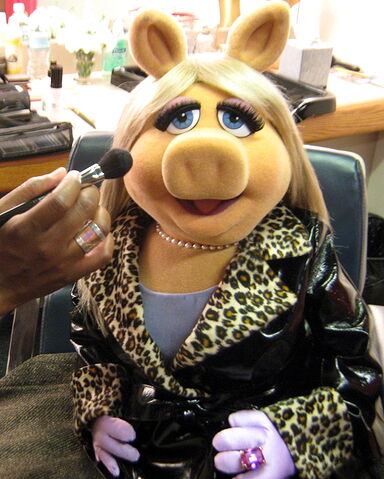 File:Piggy-wendychair.jpg
