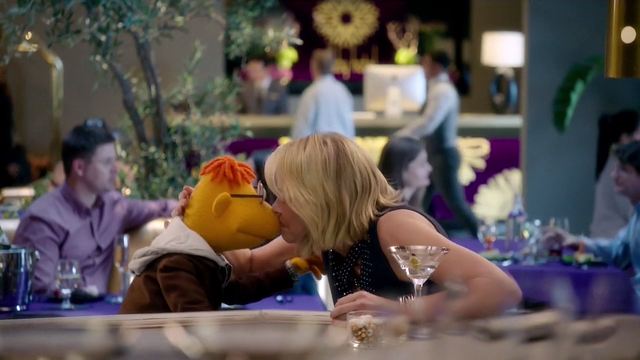File:TheMuppets-S01E08-Kiss-Scooter&ChelseaHandlerTriesToSneakAnotherOne.png