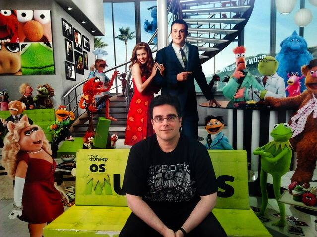 File:Guilherme Briggs e Muppets.jpg