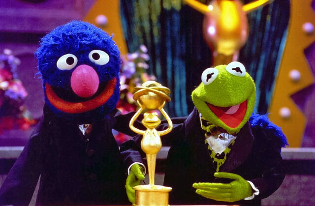 File:Kerm&Grover-frogoftheyear.jpg