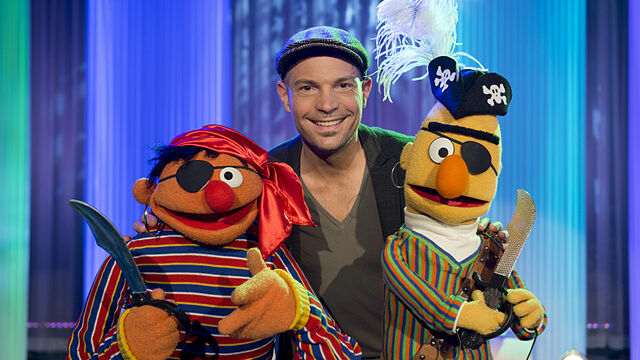File:Sesamstrasse-Ernie&BertSongs-RogerCicero-ZiehtDasZeugAus-(2013-02-14).jpg