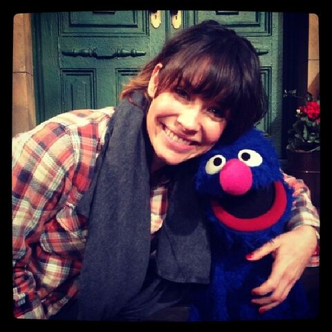 File:Evangeline Lilly and Grover.jpg
