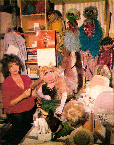 File:BarbaraDavis-and-MissPiggy-1980-02b.jpg