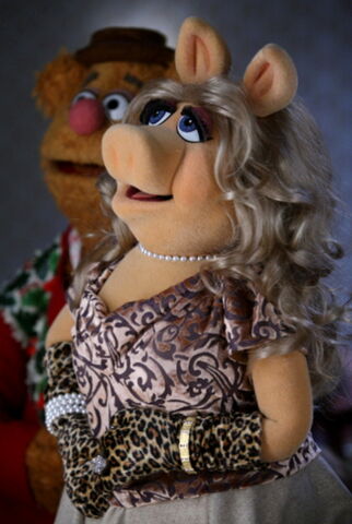 File:Misspiggy-lts.jpg