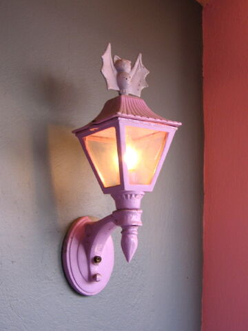 File:Parque-plaza-sesamo-count-castle-light.jpg