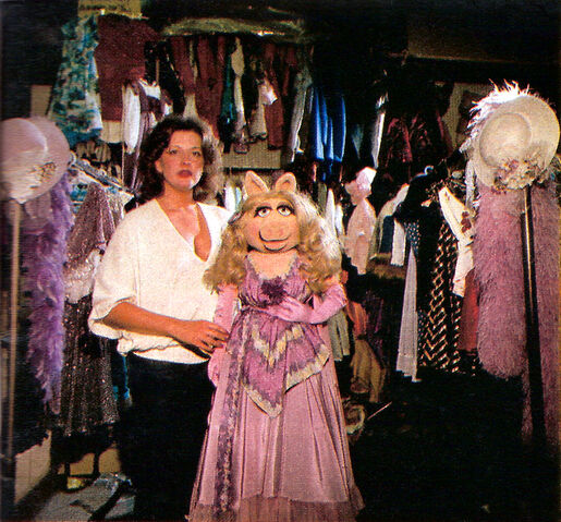 File:BarbaraDavis-and-MissPiggy-1980-01b.jpg