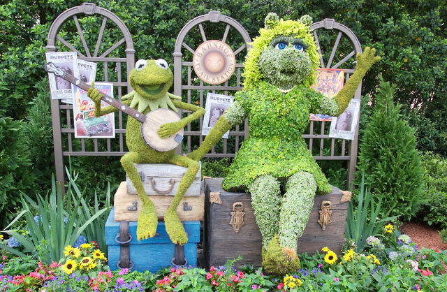File:Piggy kermit top.jpg