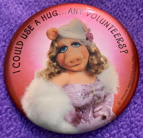 File:Hug button.jpg