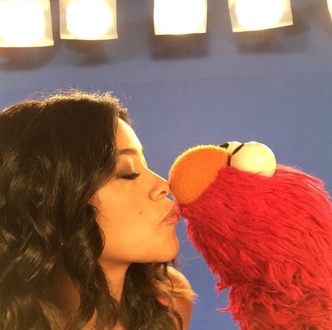 File:Gina Rodriguez kiss Elmo.jpg