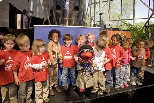 File:ElmotheElmonautwithKids.jpg