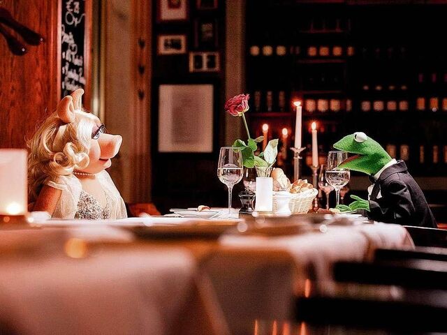 File:Germany-Berlin-Hotel-Ritz-Carlton-Kermit&Piggy-(2012-01)-03.jpg