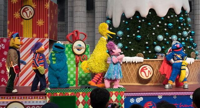 File:Ussingapore dec 2013 sesame street saves christmas show 7.jpg