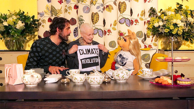 File:Viviennewestwood and misspiggy.jpg