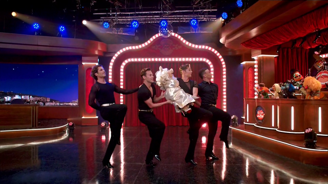 File:TheMuppets-S01E05-Piggy&Dancers.png