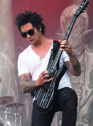 File:Synyster Gates.jpg