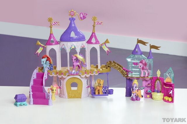 Archivo:001-My-little-pony-toy-fair-2013 1360371610.jpg