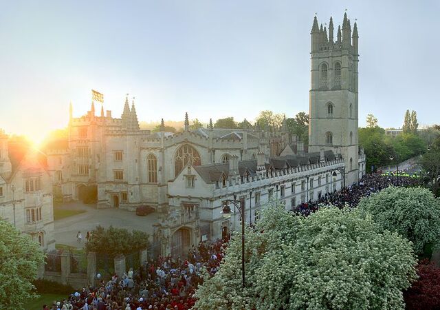 Fichier:Magdalen-may-morning-2007-panorama.jpg