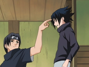 Itachi frappant le front de Sasuke