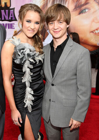 File:Emily+Osment+Jason+Earles+Premiere+Walt+Disney+O03Bm5DAQfsl.jpg