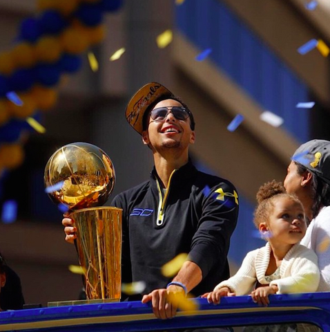 File:Stephen-Curry-and-Family-Celebrate-Golden-States-Win-on-a-Parade-Float-in-Oakland-California-Riley-Pie-3.png