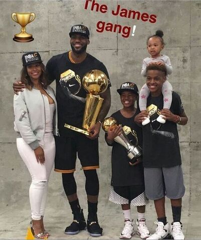 File:Lebron-and-savannah-james-and-kids-cavs-vs-warriors-game-christal rock.jpg