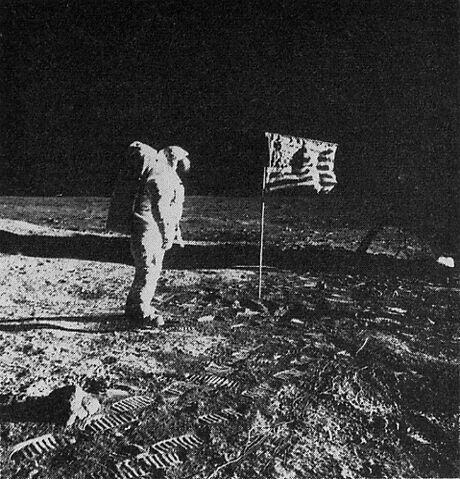 Fișier:1969NeilArmstrongonthemoon001.jpg