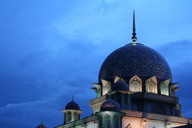 Fișier:Putrajaya Mosque in Malaysia (nightfall).jpg