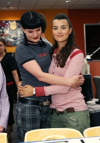 Datei:NCIS-Cast-cote-de-pablo-1300362-701-1000.jpg