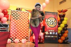 Nicki-minaj-hands-out-free-turkeys-to-her-old-school-in-queens