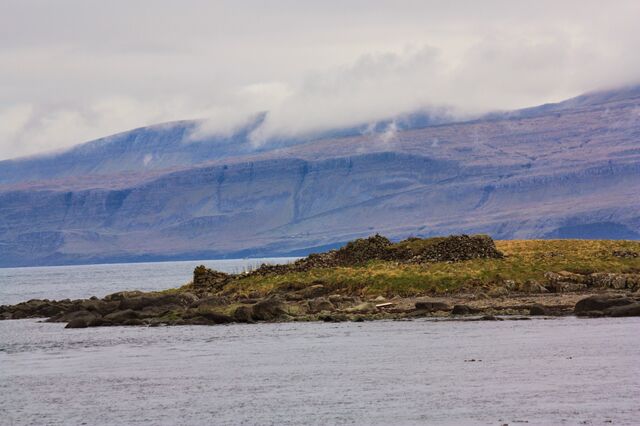 Plik:Kirkjubøhólmur.jpg