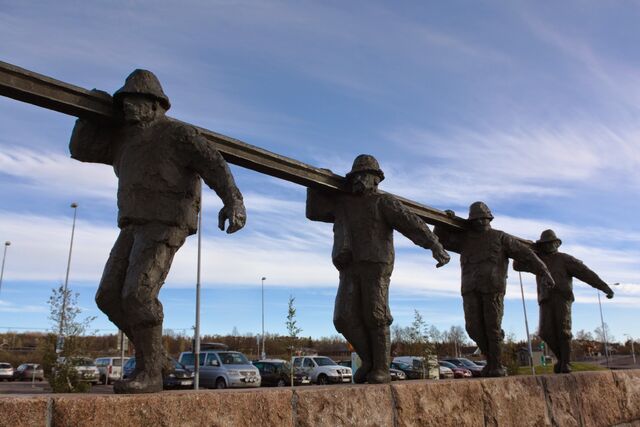 Plik:Kiruna - pomnik budowniczych kolei.jpg