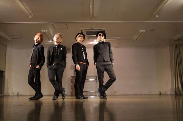 File:Slh pose photoshoot.jpg