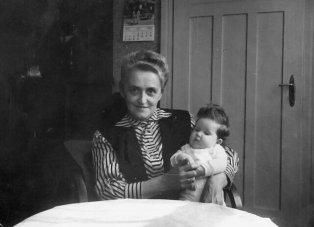 Datei:Martha Oelfke mit Enkelkind.jpg
