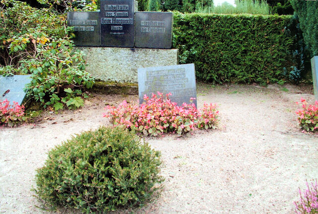 Datei:Grab fa marquardt.jpg
