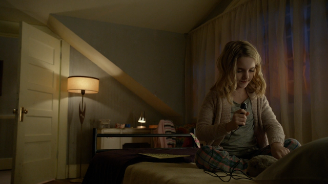 Fichier:6x20 Emma Swan jeune enfant chambre lit enregistrement microphone.png